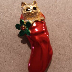 VINTAGE CHRISTMAS BROOCH OAJC KITTEN IN STOCKING GOLD TONE ENAMEL